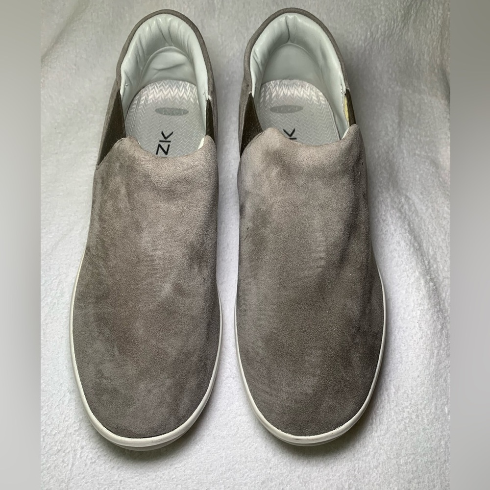 KIZIK Women's Paris Slip On Sneaker Size 7 Gray Suede Hands Free Shoes Comfy